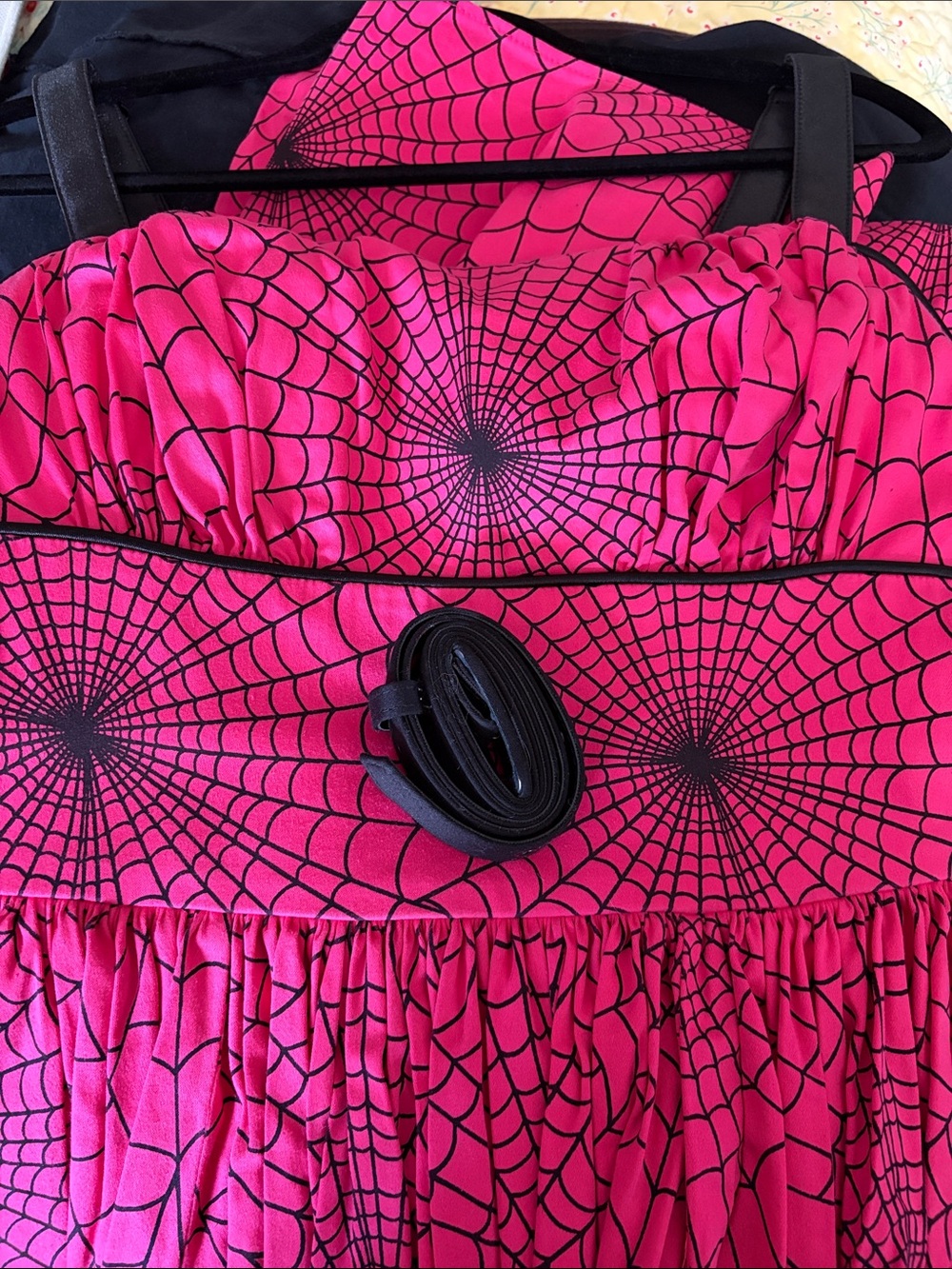 1950S SWING SUNDRESS AND SCARF IN HOT PINK SPIDER WEB PRINT - Picture 9 of 9